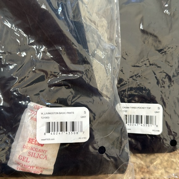 Figs scrub set in small quiet navy limited edition color - Picture 4 of 4